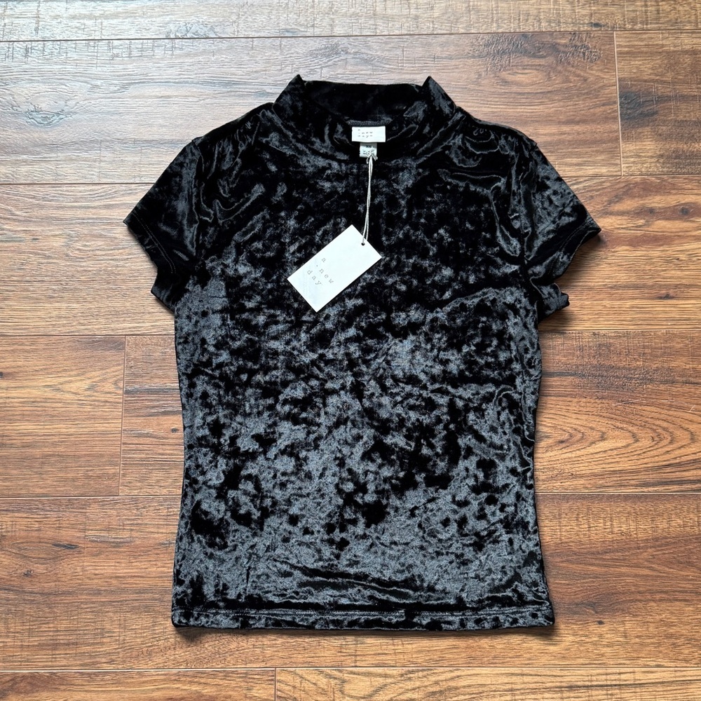 A New Day Women's Short Sleeve Mock Turtleneck Velvet T-Shirt Size Medium NWT